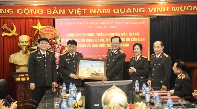 Thứ trưởng Nguyễn Văn Thành trao bức tranh lưu niệm tặng Báo CAND.