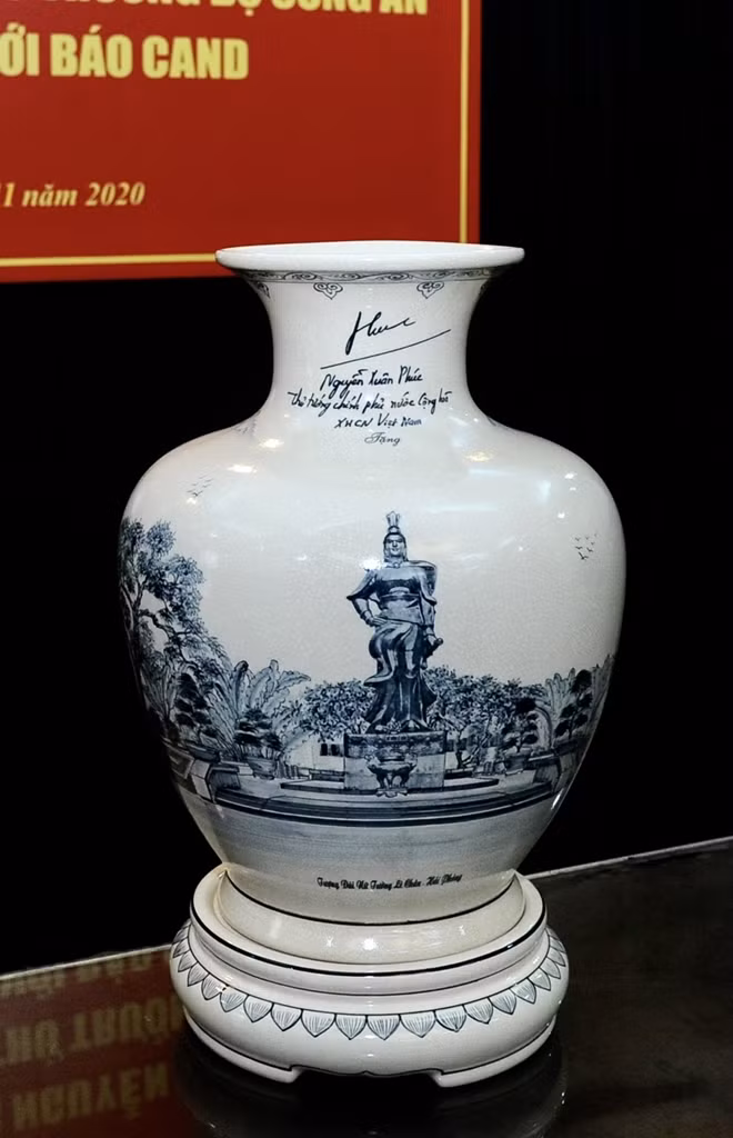 Bình gốm in hình tượng nữ tướng Lê Chân và có bút tích của Thủ tướng Chính phủ Nguyễn Xuân Phúc.