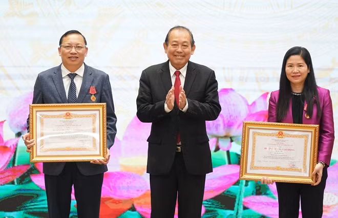 Phó Thủ tướng thường trực Trương Hòa Bình trao Huân chương Lao động tặng các cá nhân.