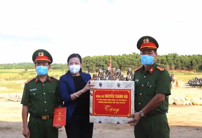 Bí thư Tỉnh ủy Thái Nguyên Nguyễn Thanh Hải tặng quà động viên CBCS Đoàn CSCĐ Kỵ binh và Trung tâm Quản lý, huấn luyện và sử dụng động vật nghiệp vụ.