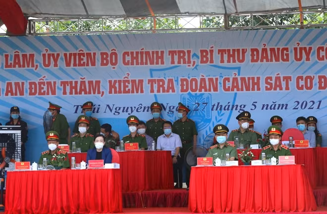 Bộ trưởng Tô Lâm với các đại biểu tham dự buổi kiểm tra.