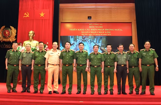 Thứ trưởng Lê Quốc Hùng với các đại biểu tham dự hội nghị.