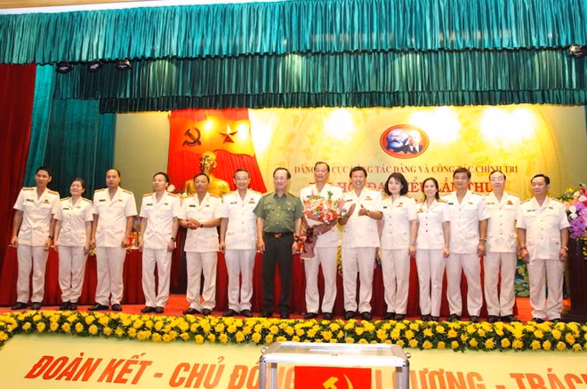 Thứ trưởng Nguyễn Văn Thành tặng hoa chúc mừng Ban Chấp hành Đảng bộ Cục Công tác đảng và công tác chính trị nhiệm kỳ 2020 - 2025.