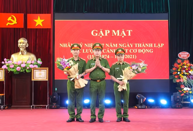 Thứ trưởng Lê Quốc Hùng tặng hoa chúc mừng Trung tướng Phạm Quốc Cương và đại diện lãnh đạo Tiểu đoàn Cảnh sát đặc nhiệm số 1 được phong tặng danh hiệu Anh hùng LLVTND.