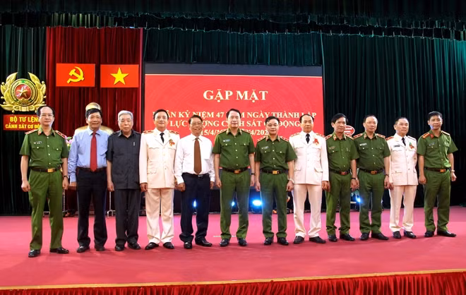 Thứ trưởng Lê Quốc Hùng với các đại biểu tham dự buổi gặp mặt.
