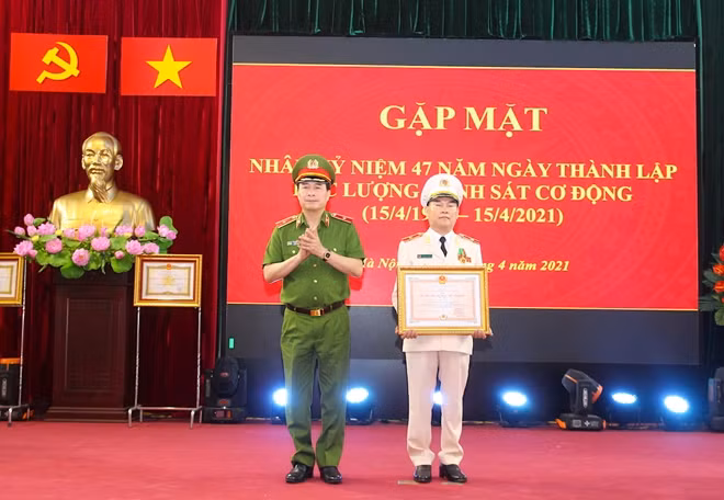 Thứ trưởng Lê Quốc Hùng trao Huân chương Bảo vệ Tổ quốc hạng Nhì tặng Thiếu tướng Nguyễn Văn Uy, nguyên Phó Tư lệnh Bộ Tư lệnh CSCĐ.