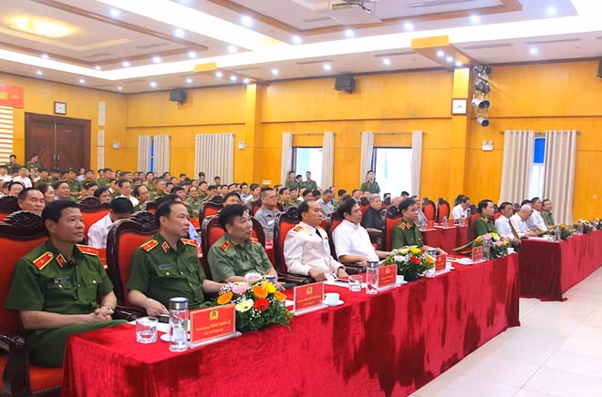 Các đồng chí lãnh đạo, đại biểu tham dự buổi gặp mặt.
