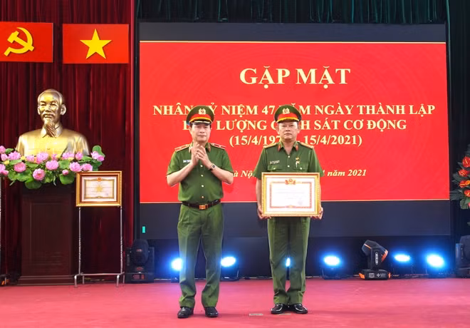 Thứ trưởng Lê Quốc Hùng trao tặng Danh hiệu "Chiến sĩ thi đua toàn quốc" cho Thượng tá Khưu Thanh Triều, Tiểu đoàn trưởng Tiểu đoàn Cảnh sát đặc nhiệm số 2.