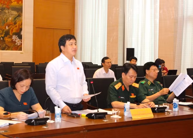 ĐBQH Dương Minh Tuấn (Bà Rịa - Vũng Tàu) thảo luận tại phiên họp.