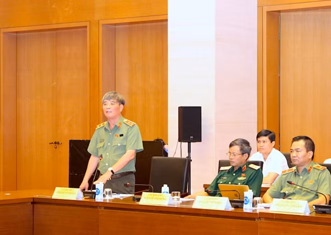 Phó Chủ nhiệm UBQPAN Trần Ngọc Khánh thảo luận tại phiên họp.
