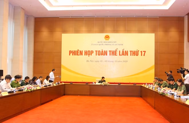 Thứ trưởng Bộ GTVT Lê Đình Thọ trình bày Tờ trình tại phiên họp.