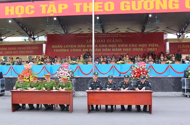 Các Tiểu đoàn quản lý huấn luyện và Đội nghiệp vụ của Trung tâm Huấn luyện và bồi dưỡng nghiệp vụ 1 ký kết giao ước thi đua về công tác quản lý và huấn luyện đầu khóa cho tân sinh viên tại Lễ khai giảng.