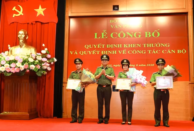 Thiếu tướng Tô Ân Xô trao Bằng khen của Bộ Công an tặng các tập thể, cá nhân.