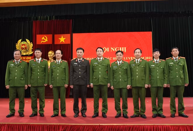 Thứ trưởng Lê Quốc Hùng với các đại biểu tham dự hội nghị.