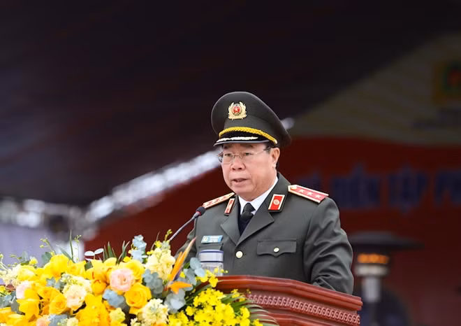 Thứ trưởng Bùi Văn Nam báo cáo khái quát công tác chuẩn bị và triển khai công tác bảo đảm an ninh, trật tự phục vụ Đại hội XIII của Đảng.