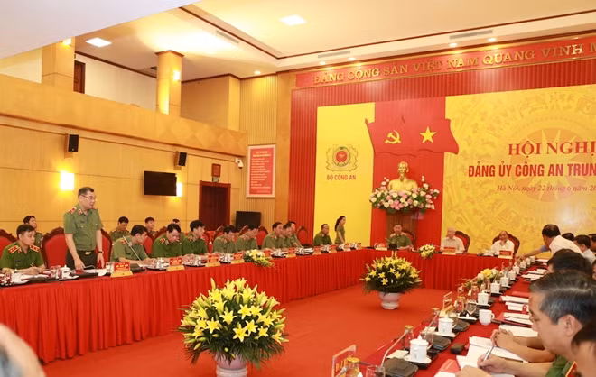 Thiếu tướng Tô Ân Xô, Chánh Văn phòng Bộ Công an, Chánh Văn phòng Đảng ủy Công an Trung ương trình bày báo cáo tại hội nghị.