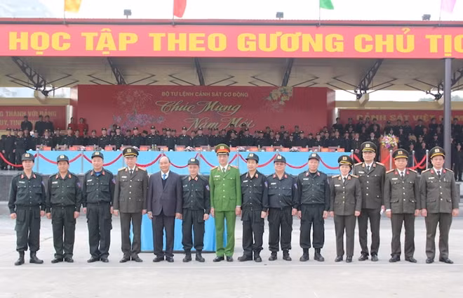 Thủ tướng Nguyễn Xuân Phúc, Bộ trưởng Tô Lâm với các đại biểu.
