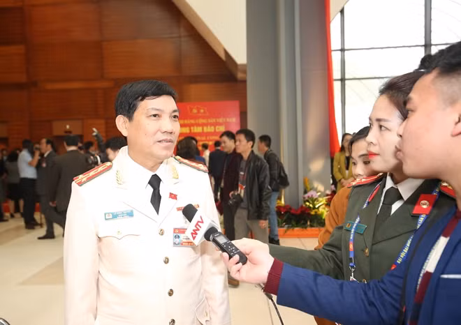 Đại biểu Công an trả lời phỏng vấn báo chí bên lề Đại hội.