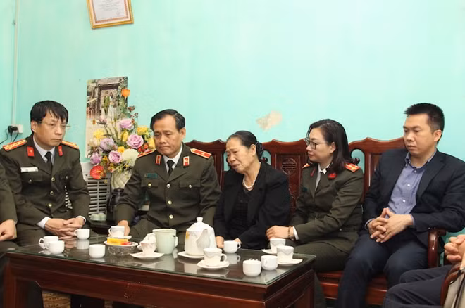 Nỗi thương đau trên gương mặt người mẹ mất con khiến các thành viên đoàn công tác đều xúc động.