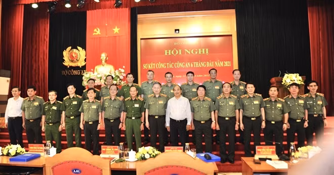 Chủ tịch nước Nguyễn Xuân Phúc với các đại biểu dự hội nghị.