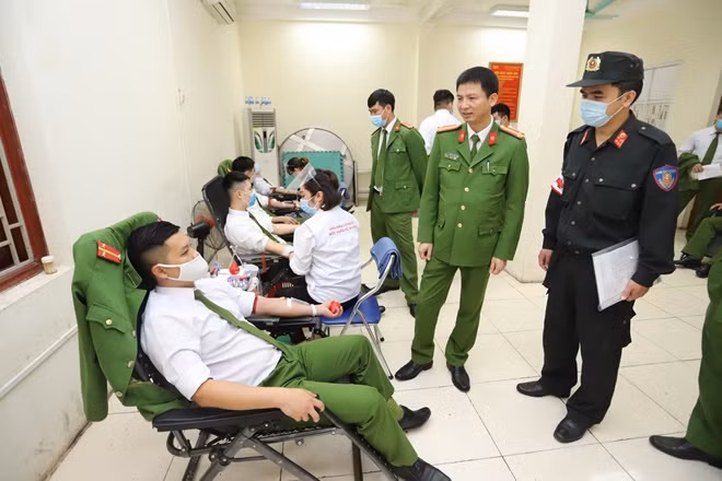 Trung tá Nguyễn Văn Tuân động viên CBCS tham gia hiến máu tình nguyện.