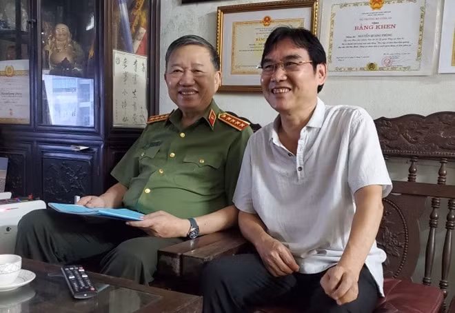 Bộ trưởng Tô Lâm với Thiếu tướng Nguyễn Quang Hùng, nguyên Phó Tư lệnh Bộ Tư lệnh Cảnh vệ.