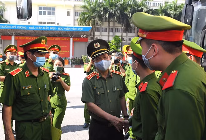 Thứ trưởng Nguyễn Văn Sơn động viên các CBCS, học viên tại buổi lễ.