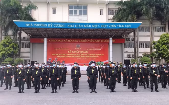 100 CBCS Trung đoàn CSCĐ Thủ đô, Bộ Tư lệnh CSCĐ lên đường làm nhiệm vụ.
