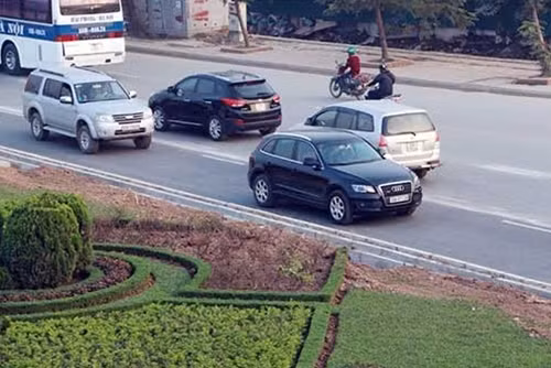 Do đường tắc, nhiều xe ô tô đã quay đầu xe đi ngược chiều tìm hướng đi khác.