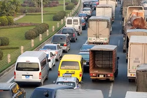 Vào thời gian cao điểm, các phương tiện không thể nhích được xe.