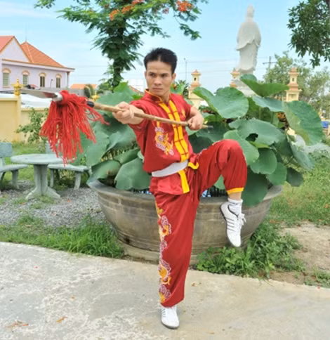 Võ sư Phi Ngọc Long trong một thế võ.