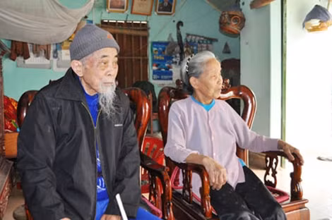 Ông Canh và bà Tư.