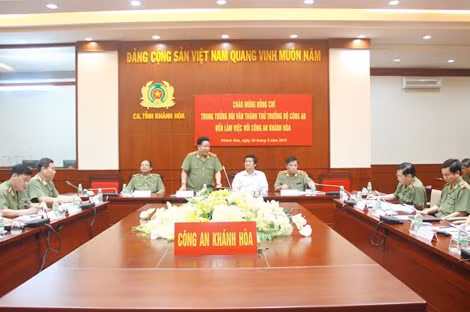 Thứ trưởng Bùi Văn Thành phát biểu tại buổi làm việc.