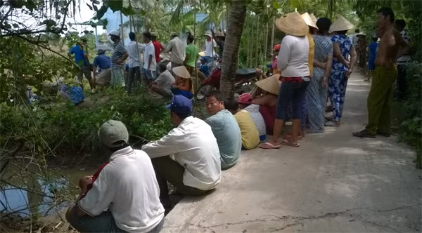 Người dân theo dõi khám nghiệm tử, khám nghiệm hiện trường vụ án.
