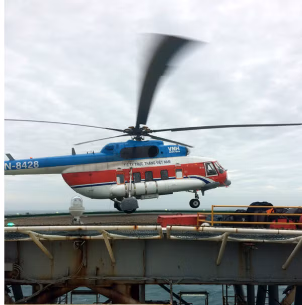 Liên doanh Việt Nga Vietsovpetro thực hiện việc di tản người trên các giàn.