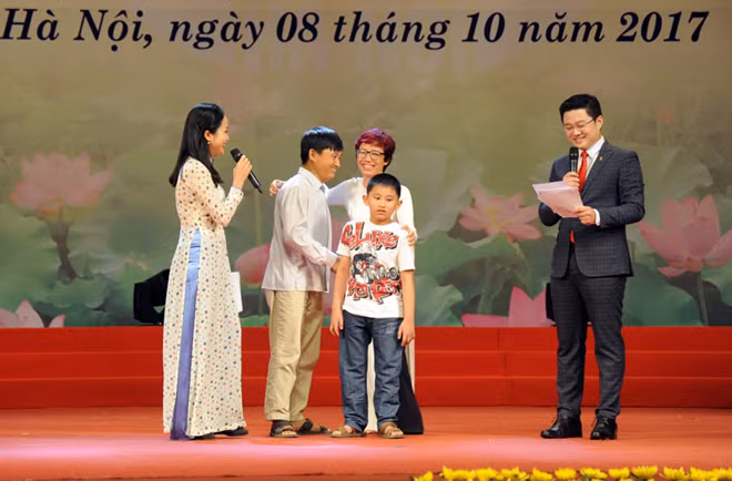 Chị Trần Mai Anh, một trong những công dân Thủ đô ưu tú những năm đầu tiên giao lưu với khán giả tại chương trình.