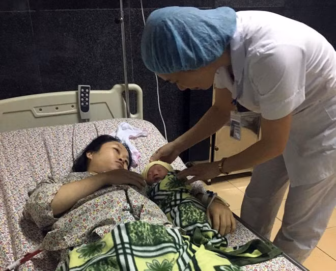 Thai phụ và cháu bé đã qua cơn nguy hiểm được các y, bác sĩ chăm sóc tận tình.