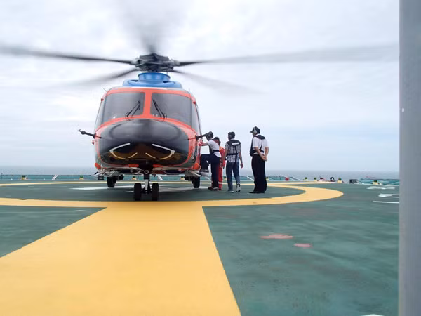 Liên doanh Cửu Long JOC thực hiện việc di tản người trên các giàn.