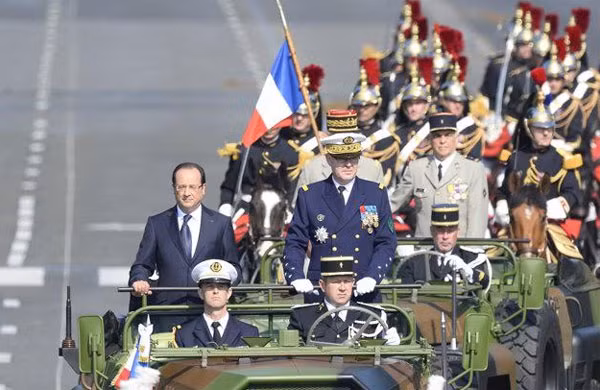 Tổng thống Francois Hollande và Đô đốc Edouard Guillaud, Tham mưu trưởng Quốc phòng tại buổi lễ diễu binh.