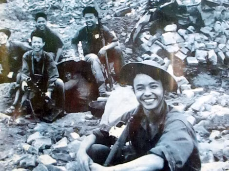 Nụ cười của người cựu binh Lê Xuân Chinh năm 1972 tại thành cổ Quảng Trị và...