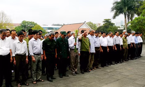 Đại tá Bùi Hồng Kỳ, Phó Giám đốc Công an tỉnh cùng đoàn đại biểu người có uy tín trong đồng bào dân tộc thiểu số dâng hương tưởng niệm Chủ tịch Hồ Chí Minh.