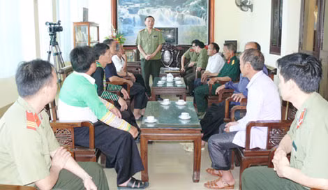 Lãnh đạo Phòng An ninh xã hội Công an tỉnh trao đổi các chuyên đề bồi dưỡng kiến thức pháp luật cho các già làng, trưởng bản.