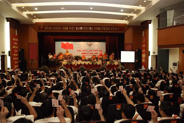 Đảng viên Tổng cục V biểu quyết thông qua các chỉ tiêu quan trọng của Đại hội Đảng bộ nhiệm kỳ 2015-2020.