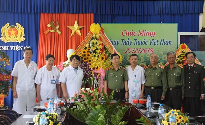 Thứ trưởng Nguyễn Văn Sơn thăm CBCS Bệnh viện 199