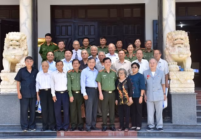 Các đại biểu dự buổi gặp mặt chụp hình lưu niệm