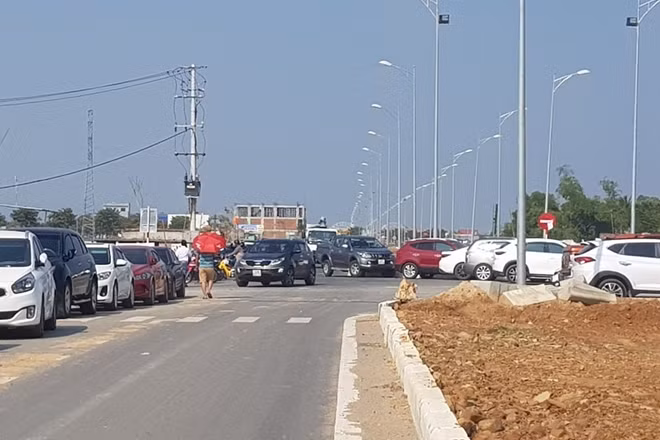 Cơn sốt đất khiến tuyến đường Nguyễn Tất Thành nối dài thường ngày vắng vẻ bỗng tắc nghẽn bởi ô tô