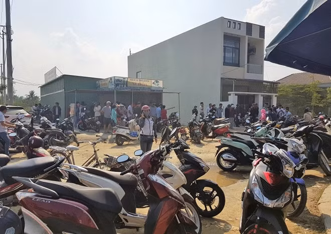 Tuyến đường 7m5 nối khu TĐC Hòa Liên 5 với đường Nguyễn Tất Thành nối dài luôn đông nghịt người và xe