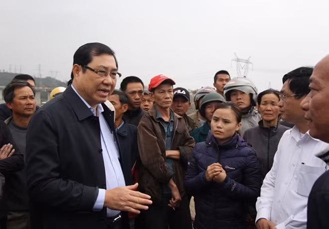 Chủ tịch TP Đà Nẵng đến hiện trường vụ tai nạn để nắm tình hình và chỉ đạo hỗ trợ các nạn nhân