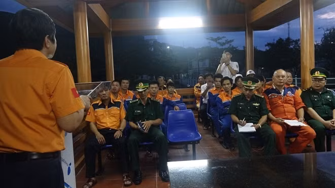 Trung tâm II và các các cơ quan chức năng tiếp nhận, động viên các thuyền viên tàu Hải Hà 38