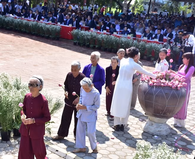Đông đảo người dân và nhiều thân nhân các cựu binh mỹ cũng đến dâng hoa tại lễ tưởng niệm
